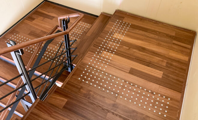 転倒リスクを最小限に抑え、安全な昇降を支える建築金物一覧